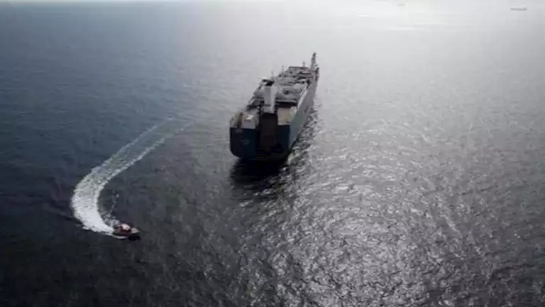 هيئة بريطانية تُعلن عن إصابة جريحين بعد استهداف ناقلة نفط بمقذوف غامض في مضيق هرمز