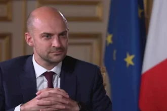 وزير خارجية فرنسا يؤكد دعم بلاده لحل الدولتين ويدعو إلى انتخابات فلسطينية ديمقراطية لتحقيق السلام