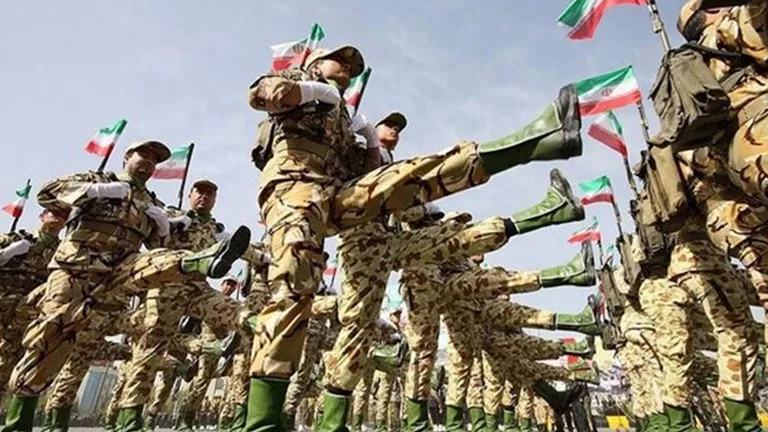 إيران تعزز استعداداتها العسكرية: نشر 10 ألوية من القوة البرية على سواحل مكران وسط مخاوف من غزو محتمل