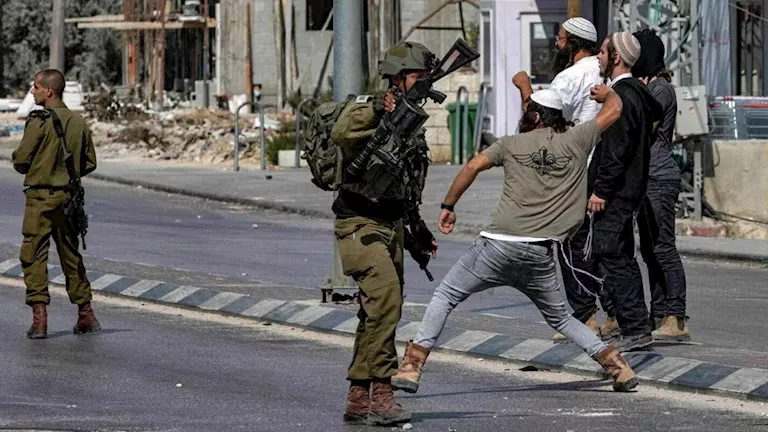 اعتداءات المستوطنين على الفلسطينيين تتصاعد في الضفة الغربية: طعن وتحطيم مركبات في جرائم جديدة