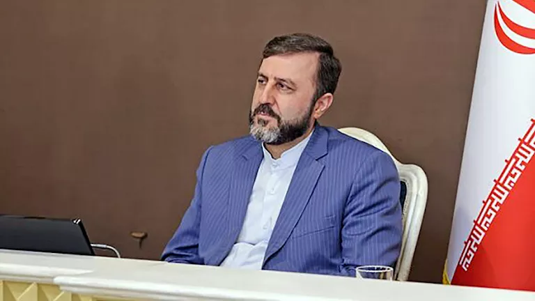 مسؤول إيراني يؤكد: الولايات المتحدة عاجزة عن الهروب من تبعات جرائمها وانتهاكات حقوق الإنسان