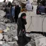 انهيار مبنى سكني في غزة يثير مناشدات عاجلة لإدخال آليات إنقاذ لتقديم المساعدة الفورية