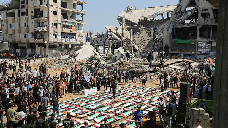 غارة إسرائيلية جديدة تستهدف غزة تسفر عن استشهاد شهيدين و13 إصابة، بينها حالات حرجة وأطفال
