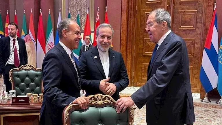 وزير الخارجية يقوم بلقاء حواري مع نظيريه الروسي والإيراني لبحث التطورات السياسية في المنطقة وتأثيرها