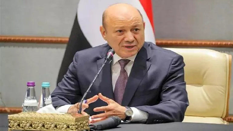 رئيس مجلس القيادة اليمني يؤكد: استقرار المعارك الوطنية يعتمد على الثبات وليس على تغييرات عابرة في الجبهات