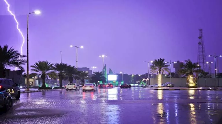 السعودية تحذر المواطنين من خطر السيول.. توقعات بأمطار رعدية غزيرة في عدة مناطق بالمملكة