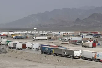وول ستريت جورنال: تأثير الحصار الأمريكي على التجارة البرية في إيران وتعليق آلاف الشاحنات التجارية
