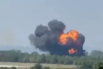 تحطم مقاتلة إف-16 الأمريكية في ميشيغان: لحظات مروعة توثق الحادث عبر فيديو مثير