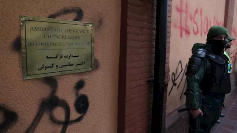 باريس تدين قرار إيران بإغلاق المركز الثقافي الفرنسي بطهران: عمل غير مبرر يثير القلق الدولي
